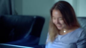 Χαριτωμένο ασιατικό lap-top χρήσης γυναικών τη νύχτα απόθεμα βίντεο Χαριτωμένο ασιατικό lap-top χρήσης γυναικών τη νύχτα απόθεμα βίντεο