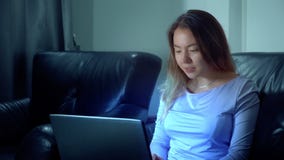 Χαριτωμένο ασιατικό lap-top χρήσης γυναικών τη νύχτα απόθεμα βίντεο Χαριτωμένο ασιατικό lap-top χρήσης γυναικών τη νύχτα απόθεμα βίντεο