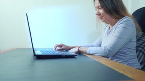 Χαριτωμένο ασιατικό lap-top χρήσης κοριτσιών στον πίνακα στην αρχή απόθεμα βίντεο Χαριτωμένο ασιατικό lap-top χρήσης κοριτσιών στον πίνακα στην αρχή απόθεμα βίντεο