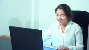 Χαριτωμένο ασιατικό lap-top χρήσης κοριτσιών στον πίνακα στην αρχή απόθεμα βίντεο Χαριτωμένο ασιατικό lap-top χρήσης κοριτσιών στον πίνακα στην αρχή απόθεμα βίντεο