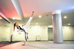 Χαριτωμένο κορίτσι με τη βαμμένη ξανθή πολεμική τέχνη άσκησης τρίχας του taekwondo στοκ φωτογραφία Χαριτωμένο κορίτσι με τη βαμμένη ξανθή πολεμική τέχνη άσκησης τρίχας του taekwondo στοκ φωτογραφία