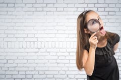 Χαριτωμένο μικρό κορίτσι που κοιτάζει μέσω μιας ενίσχυσης - άσπρο υπόβαθρο τουβλότοιχος γυαλιού έννοια εκπαιδευτική στοκ εικόνες Χαριτωμένο μικρό κορίτσι που κοιτάζει μέσω μιας ενίσχυσης - άσπρο υπόβαθρο τουβλότοιχος γυαλιού έννοια εκπαιδευτική στοκ εικόνες