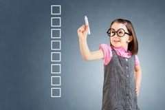 Χαριτωμένο μικρό κορίτσι που φορά το επιχειρησιακό φόρεμα και που γράφει σε μερικά κενά κιβώτια πινάκων ελέγχου πρόσκληση συγχαρη στοκ εικόνα Χαριτωμένο μικρό κορίτσι που φορά το επιχειρησιακό φόρεμα και που γράφει σε μερικά κενά κιβώτια πινάκων ελέγχου πρόσκληση συγχαρη στοκ εικόνα
