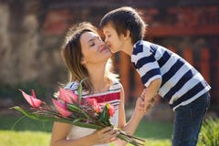 Χαριτωμένο μικρό παιδί, δόσιμο παρόν στο mom του για την ημέρα μητέρων Χαριτωμένο μικρό παιδί, δόσιμο παρόν στο mom του για την ημέρα μητέρων
