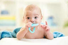 Χαριτωμένο μωρό με το παιχνίδι teether μετά από να λούσει στοκ φωτογραφία Χαριτωμένο μωρό με το παιχνίδι teether μετά από να λούσει στοκ φωτογραφία