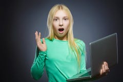 Χαριτωμένο να αναρωτηθεί ή τονισμένο κορίτσι που χρησιμοποιεί απομονωμένο το lap-top γκρίζο υπόβαθρο στοκ φωτογραφίες με δικαίωμα ελεύθερης χρήσης Χαριτωμένο να αναρωτηθεί ή τονισμένο κορίτσι που χρησιμοποιεί απομονωμένο το lap-top γκρίζο υπόβαθρο στοκ φωτογραφίες με δικαίωμα ελεύθερης χρήσης