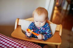 Χαριτωμένο παιχνίδι κοριτσάκι με το κουτάλι στην κουζίνα στοκ φωτογραφία Χαριτωμένο παιχνίδι κοριτσάκι με το κουτάλι στην κουζίνα στοκ φωτογραφία