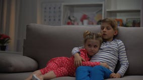 Χαριτωμένοι αδελφός και αδελφή που αγκαλιάζουν τον κινηματογράφο προσοχής καναπέδων, ελεύθερος χρόνος συσκευών, τηλεόραση φιλμ μικρού μήκους Χαριτωμένοι αδελφός και αδελφή που αγκαλιάζουν τον κινηματογράφο προσοχής καναπέδων, ελεύθερος χρόνος συσκευών, τηλεόραση φιλμ μικρού μήκους
