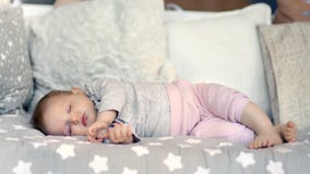 Χαριτωμένος λίγος ξένοιαστος ύπνος μωρών που περιβάλλεται από το μαλακό μαξιλάρι που εναπόκειται στον κλειστό πλήρη πυροβολισμό μ φιλμ μικρού μήκους Χαριτωμένος λίγος ξένοιαστος ύπνος μωρών που περιβάλλεται από το μαλακό μαξιλάρι που εναπόκειται στον κλειστό πλήρη πυροβολισμό μ φιλμ μικρού μήκους