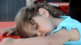 Χαριτωμένος ύπνος μικρών κοριτσιών με τη teddy αρκούδα στο κρεβάτι απόθεμα βίντεο Χαριτωμένος ύπνος μικρών κοριτσιών με τη teddy αρκούδα στο κρεβάτι απόθεμα βίντεο