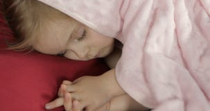 Χαριτωμένος ύπνος μωρών στο κρεβάτι στο σπίτι Ύπνος μικρών κοριτσιών στο φως πρωινού στοκ φωτογραφία Χαριτωμένος ύπνος μωρών στο κρεβάτι στο σπίτι Ύπνος μικρών κοριτσιών στο φως πρωινού στοκ φωτογραφία
