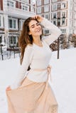 Χαρούμενη γοητευτική νέα γυναίκα στο άσπρο μάλλινο πουλόβερ και την ελαφριά μπεζ φούστα που απολαμβάνει τον κρύο χειμερινό καιρό στοκ εικόνες με δικαίωμα ελεύθερης χρήσης Χαρούμενη γοητευτική νέα γυναίκα στο άσπρο μάλλινο πουλόβερ και την ελαφριά μπεζ φούστα που απολαμβάνει τον κρύο χειμερινό καιρό στοκ εικόνες με δικαίωμα ελεύθερης χρήσης