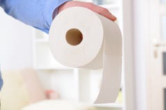 Χαρτί τουαλέτας εκμετάλλευσης χεριών στοκ εικόνες με δικαίωμα ελεύθερης χρήσης Χαρτί τουαλέτας εκμετάλλευσης χεριών στοκ εικόνες με δικαίωμα ελεύθερης χρήσης