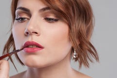 Χειλική makeup διδακτική κινηματογράφηση σε πρώτο πλάνο Ομορφιά γυναικών στοκ φωτογραφία Χειλική makeup διδακτική κινηματογράφηση σε πρώτο πλάνο Ομορφιά γυναικών στοκ φωτογραφία