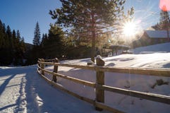 Χειμερινές περιπέτειες καλύβα ξύλινη carpathians Ουκρανία στοκ φωτογραφίες με δικαίωμα ελεύθερης χρήσης Χειμερινές περιπέτειες καλύβα ξύλινη carpathians Ουκρανία στοκ φωτογραφίες με δικαίωμα ελεύθερης χρήσης