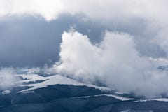 Χειμερινό τοπίο με την ομίχλη στα βουνά Στοκ Εικόνες Χειμερινό τοπίο με την ομίχλη στα βουνά Στοκ Εικόνες