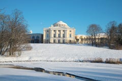 Χειμερινό τοπίο με το Pavlovsk παλάτι Τα περίχωρα της Αγία Πετρούπολης στοκ εικόνες Χειμερινό τοπίο με το Pavlovsk παλάτι Τα περίχωρα της Αγία Πετρούπολης στοκ εικόνες