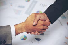 Χειραψία επιχειρηματιών, που υπογράφει τη συμφωνία, γραφική παράσταση, επιχειρησιακά διαγράμματα, διαπραγμάτευση επιτυχίας Στοκ φωτογραφίες με δικαίωμα ελεύθερης χρήσης Χειραψία επιχειρηματιών, που υπογράφει τη συμφωνία, γραφική παράσταση, επιχειρησιακά διαγράμματα, διαπραγμάτευση επιτυχίας Στοκ φωτογραφίες με δικαίωμα ελεύθερης χρήσης