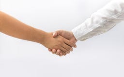 Χειραψία επιχειρηματιών στο άσπρο υπόβαθρο χρήματα εννοιών επιχειρησιακών υπολογιστών στοκ φωτογραφίες Χειραψία επιχειρηματιών στο άσπρο υπόβαθρο χρήματα εννοιών επιχειρησιακών υπολογιστών στοκ φωτογραφίες