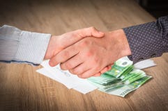 Χειραψία συνέταιρων πέρα από το επιτυχές συμπέρασμα στοκ εικόνες Χειραψία συνέταιρων πέρα από το επιτυχές συμπέρασμα στοκ εικόνες