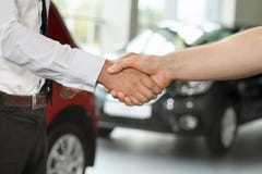 Χειραψία του πωλητή και του πελάτη στοκ εικόνες Χειραψία του πωλητή και του πελάτη στοκ εικόνες