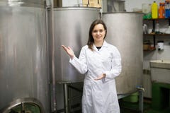Χειριστής στο ελαιουργείο στοκ εικόνα με δικαίωμα ελεύθερης χρήσης Χειριστής στο ελαιουργείο στοκ εικόνα με δικαίωμα ελεύθερης χρήσης