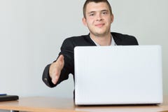 Χειρονομία χειραψιών χαμόγελου αρσενική εκτελεστική παρουσιάζοντας στοκ φωτογραφίες με δικαίωμα ελεύθερης χρήσης Χειρονομία χειραψιών χαμόγελου αρσενική εκτελεστική παρουσιάζοντας στοκ φωτογραφίες με δικαίωμα ελεύθερης χρήσης