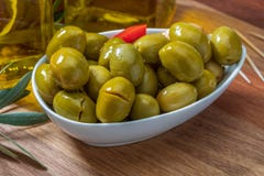 Χειροτεχνικές ελιές που κονσερβοποιούνται στο πρόσθετο παρθένο ελαιόλαδο στοκ εικόνες Χειροτεχνικές ελιές που κονσερβοποιούνται στο πρόσθετο παρθένο ελαιόλαδο στοκ εικόνες