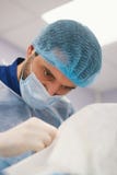 Χειρούργος γιατρών που εξετάζει έναν ασθενή στο λειτουργούν θέατρο στοκ φωτογραφίες με δικαίωμα ελεύθερης χρήσης Χειρούργος γιατρών που εξετάζει έναν ασθενή στο λειτουργούν θέατρο στοκ φωτογραφίες με δικαίωμα ελεύθερης χρήσης