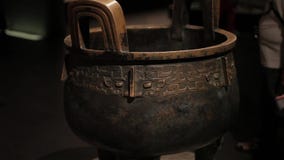 ΧΙ “μια Κίνα 30 Μαΐου 2012: Κινεζική αρχαία πολιτιστική επίδειξη λειψάνων στο μουσείο Shaanxi απόθεμα βίντεο ΧΙ “μια Κίνα 30 Μαΐου 2012: Κινεζική αρχαία πολιτιστική επίδειξη λειψάνων στο μουσείο Shaanxi απόθεμα βίντεο