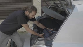 Χιλιετές ευτυχές άτομο που πηγαίνει στον κορμό ανοίγματος διακοπών και φόρτωση του αυτοκινήτου hatchback με τις βαλίτσες ταξιδιού απόθεμα βίντεο Χιλιετές ευτυχές άτομο που πηγαίνει στον κορμό ανοίγματος διακοπών και φόρτωση του αυτοκινήτου hatchback με τις βαλίτσες ταξιδιού απόθεμα βίντεο