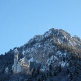 Χιονώδες Neuschwanstein Castle κατά τη διάρκεια του χειμώνα στοκ εικόνες Χιονώδες Neuschwanstein Castle κατά τη διάρκεια του χειμώνα στοκ εικόνες