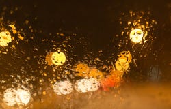 Χιόνι με τα σταγονίδια στο γυαλί αυτοκινήτων τη νύχτα Στοκ φωτογραφίες με δικαίωμα ελεύθερης χρήσης Χιόνι με τα σταγονίδια στο γυαλί αυτοκινήτων τη νύχτα Στοκ φωτογραφίες με δικαίωμα ελεύθερης χρήσης