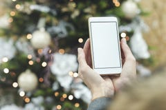 Χλεύη επάνω σε Smartphone με ένα ραβδί selfie στα χέρια ενός ατόμου στο υπόβαθρο των στάσεων Ο τύπος παίρνει ένα selfie στοκ εικόνες Χλεύη επάνω σε Smartphone με ένα ραβδί selfie στα χέρια ενός ατόμου στο υπόβαθρο των στάσεων Ο τύπος παίρνει ένα selfie στοκ εικόνες