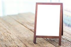 Χλεύη επάνω στο κενό που διαφημίζει whiteboard με easel που στέκεται στο ξύλο στοκ φωτογραφία με δικαίωμα ελεύθερης χρήσης Χλεύη επάνω στο κενό που διαφημίζει whiteboard με easel που στέκεται στο ξύλο στοκ φωτογραφία με δικαίωμα ελεύθερης χρήσης