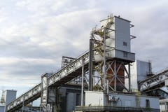 Χοάνη φόρτωσης για τα χαλαρά υλικά με τον κεκλιμένο μεταφορέα στοκ φωτογραφίες με δικαίωμα ελεύθερης χρήσης Χοάνη φόρτωσης για τα χαλαρά υλικά με τον κεκλιμένο μεταφορέα στοκ φωτογραφίες με δικαίωμα ελεύθερης χρήσης