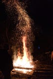Χοβόλεις φωτιών που πετούν στον αέρα στοκ φωτογραφία Χοβόλεις φωτιών που πετούν στον αέρα στοκ φωτογραφία