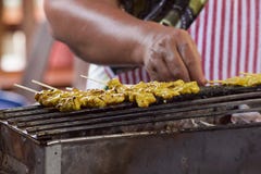 Χοιρινό κρέας Satay που ψήνεται στη σχάρα στη σόμπα στοκ εικόνες Χοιρινό κρέας Satay που ψήνεται στη σχάρα στη σόμπα στοκ εικόνες