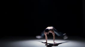 Χορευτής Breakdance στο κίτρινο κοστούμι με το γυμνό χορό κορμών στο Μαύρο, σκιά απόθεμα βίντεο Χορευτής Breakdance στο κίτρινο κοστούμι με το γυμνό χορό κορμών στο Μαύρο, σκιά απόθεμα βίντεο