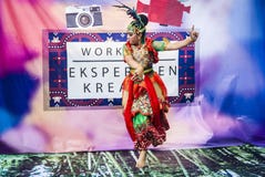 Χορευτής Jaipong στη σκηνική εκτέλεση στοκ φωτογραφία με δικαίωμα ελεύθερης χρήσης Χορευτής Jaipong στη σκηνική εκτέλεση στοκ φωτογραφία με δικαίωμα ελεύθερης χρήσης
