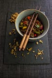 Χορτοφάγο yakisoba στο κύπελλο με το τηγανισμένο κρεμμύδι στοκ φωτογραφία Χορτοφάγο yakisoba στο κύπελλο με το τηγανισμένο κρεμμύδι στοκ φωτογραφία