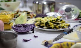 Χορτοφάγο γεύμα στην αντίθετη κορυφή Οβελίδια κόκκινων λάχανων και κολοκυθιών στοκ φωτογραφία Χορτοφάγο γεύμα στην αντίθετη κορυφή Οβελίδια κόκκινων λάχανων και κολοκυθιών στοκ φωτογραφία