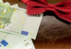 Χρήματα σε έναν φάκελο σε ένα καφετί υπόβαθρο σημειωματάριων στοκ εικόνες με δικαίωμα ελεύθερης χρήσης Χρήματα σε έναν φάκελο σε ένα καφετί υπόβαθρο σημειωματάριων στοκ εικόνες με δικαίωμα ελεύθερης χρήσης