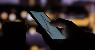 Χρησιμοποίηση του έξυπνου τηλεφώνου με τη γραφική παράσταση και το διάγραμμα χρηματιστηρίου φιλμ μικρού μήκους Χρησιμοποίηση του έξυπνου τηλεφώνου με τη γραφική παράσταση και το διάγραμμα χρηματιστηρίου φιλμ μικρού μήκους