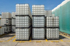 Χρησιμοποιημένο άσπρο χρώμα IBC έξω από την οικοδόμηση στοκ εικόνες Χρησιμοποιημένο άσπρο χρώμα IBC έξω από την οικοδόμηση στοκ εικόνες