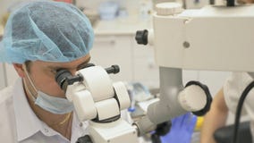 Χρησιμοποιημένο γιατρός μικροσκόπιο Ο οδοντίατρος θεραπεύει τον ασθενή στο σύγχρονο οδοντικό γραφείο Εργασία Orthodontist με το β απόθεμα βίντεο Χρησιμοποιημένο γιατρός μικροσκόπιο Ο οδοντίατρος θεραπεύει τον ασθενή στο σύγχρονο οδοντικό γραφείο Εργασία Orthodontist με το β απόθεμα βίντεο