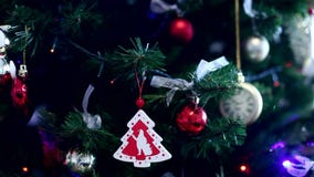 Χριστουγέννων αντιγράφων διακοσμήσεων κόκκινο διαστημικό δέντρο διακοσμήσεων εστίασης χρυσό μεγάλο απόθεμα βίντεο Χριστουγέννων αντιγράφων διακοσμήσεων κόκκινο διαστημικό δέντρο διακοσμήσεων εστίασης χρυσό μεγάλο απόθεμα βίντεο