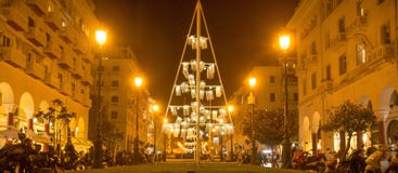 Χριστουγεννιάτικο δέντρο των κεριών στην πόλη στοκ φωτογραφίες με δικαίωμα ελεύθερης χρήσης Χριστουγεννιάτικο δέντρο των κεριών στην πόλη στοκ φωτογραφίες με δικαίωμα ελεύθερης χρήσης