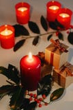 Χριστούγεννα και νέα σύνθεση έτους Κεριά LIT, κιβώτια δώρων και κλάδος του ελαιόπρινου στοκ εικόνα με δικαίωμα ελεύθερης χρήσης Χριστούγεννα και νέα σύνθεση έτους Κεριά LIT, κιβώτια δώρων και κλάδος του ελαιόπρινου στοκ εικόνα με δικαίωμα ελεύθερης χρήσης