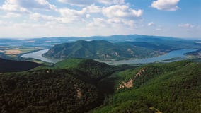 Χρονικό σφάλμα που πετά πέρα από το μαίανδρο Δούναβη, κοντά στο Visegrad, Ουγγαρία απόθεμα βίντεο Χρονικό σφάλμα που πετά πέρα από το μαίανδρο Δούναβη, κοντά στο Visegrad, Ουγγαρία απόθεμα βίντεο